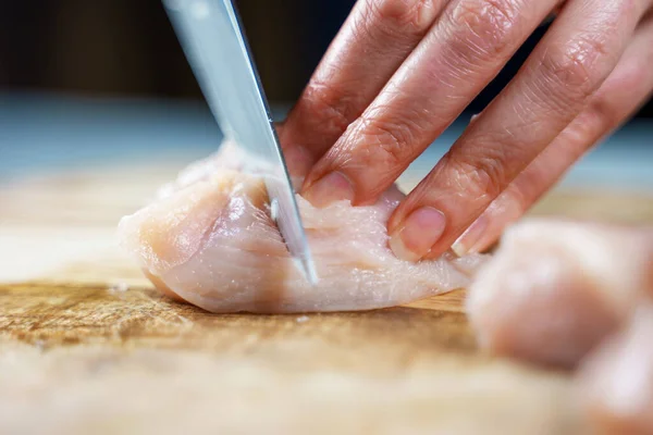 Mujer Está Cortando Filete Pollo Con Cuchillo —  Fotos de Stock