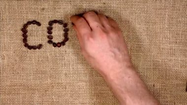 Mektuplarla hazırlanmış kavrulmuş kahve çekirdekleri. Çantanın üstünde kahve zamanı..