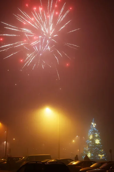 Świętowanie Nowego Roku Fajerwerkami Mieście — Zdjęcie stockowe