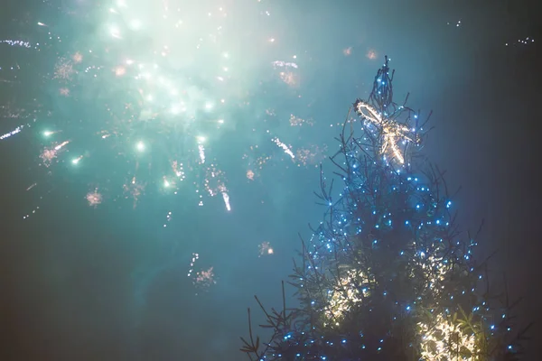 Geschmückter Weihnachtsbaum Und Feuerwerk Himmel — Stockfoto