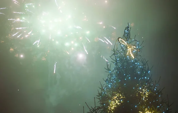 Geschmückter Weihnachtsbaum Und Feuerwerk Himmel — Stockfoto