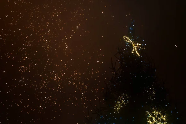 Árbol Navidad Decorado Fuegos Artificiales Cielo —  Fotos de Stock