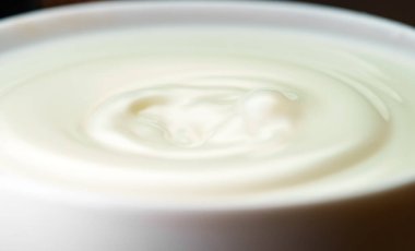 Süt damlası dolu bardağa düşer..