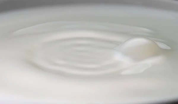 Падіння Молока Падає Наповнену Чашку — стокове фото