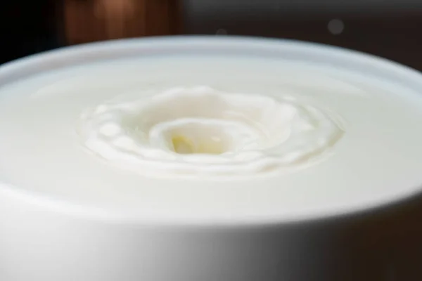 Капля Молока Падает Наполненную Чашку — стоковое фото