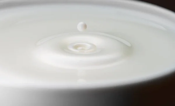 Milk Drop Falls Filled Cup — Stock Photo, Image