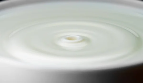 Капля Молока Падает Наполненную Чашку — стоковое фото