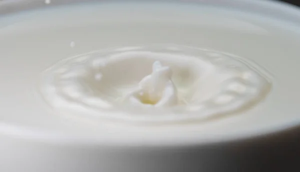 Goccia Latte Cade Nella Tazza Piena — Foto Stock