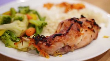 Pirinç ve sebzeli tavşan budu..