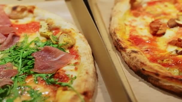 Vers Gebakken Pizza Besteld Een Doos — Stockvideo