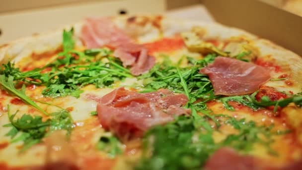 Nybakad Beställd Pizza Ask — Stockvideo