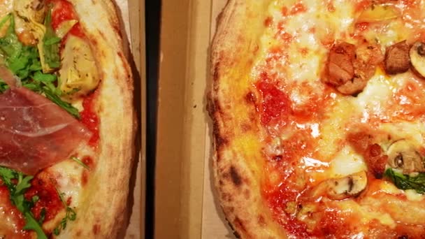 Pizza Fraîchement Cuite Dans Une Boîte — Video