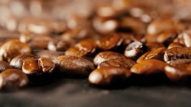 Taze kavrulmuş kahve çekirdekleri..