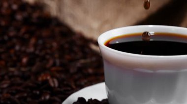 Kahve damlası beyaz fincana düşüyor..