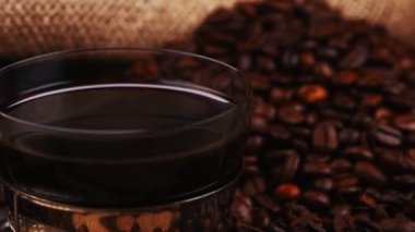 Bir damla Türk kahvesi cam fincana düşüyor.