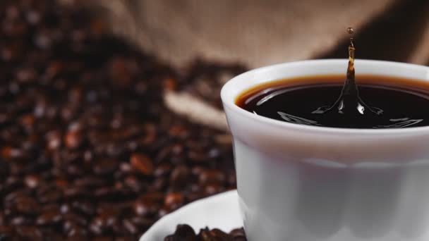 Капля Кофе Падает Белую Чашку — стоковое видео