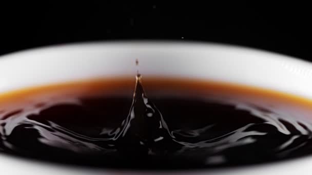 Goccia Caffè Che Cade Tazza Bianca Rallentatore — Video Stock