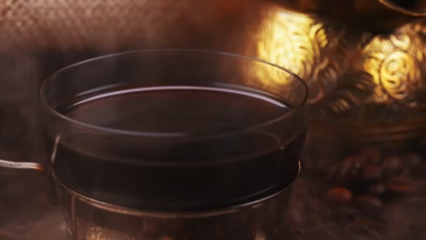 一滴土耳其咖啡掉在玻璃杯里 — 图库视频影像