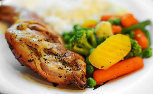 Baked Rabbit Leg Rice Vegetables — Stock Photo, Image