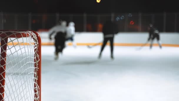 Gente Gioca Hockey All Aperto Inverno — Video Stock