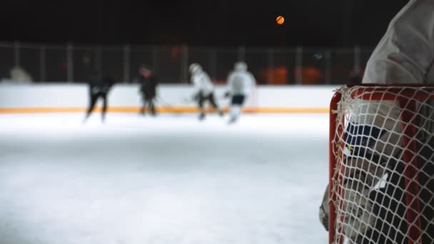 Mensen Spelen Hockey Buiten Winter — Stockvideo