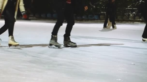 冬天人们在溜冰场上滑冰 — 图库视频影像