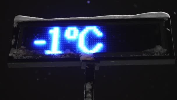 Termometr Zewnętrzny Pokazuje Temperaturę Jeden Stopień — Wideo stockowe