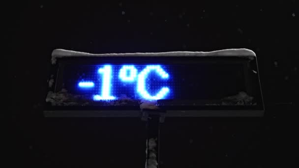 Outdoor Thermometer Shows Temperature One Degree — Stock Video