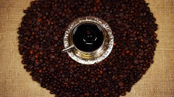 Tropfen Kaffee Fällt Zeitlupe Tasse — Stockvideo