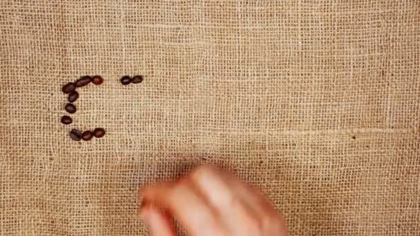 Harflerle Hazırlanmış Kavrulmuş Kahve Çekirdekleri Çantanın Üzerinde Kahve — Stok video