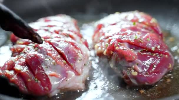 Daging Bebek Mentah Dimasak Dalam Wajan — Stok Video