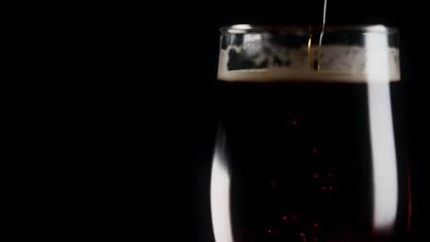Ambachtelijk Rood Bier Een Glas Ruimte Voor Tekst — Stockvideo