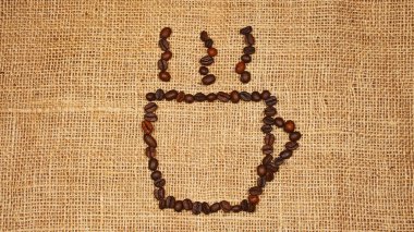 Kahve fincanı logosu şeklinde kızarmış kahve çekirdekleri..