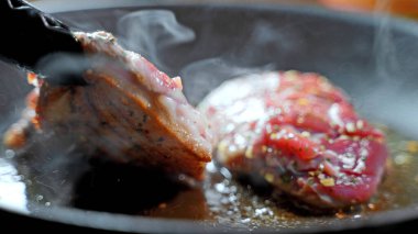 Ördek filetosu tavada pişirilir..