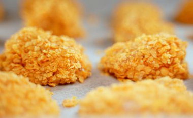 Pişirmeden önce kağıt üzerinde tavuk nugget.