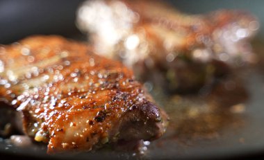 Ördek filetosu tavada pişirilir..