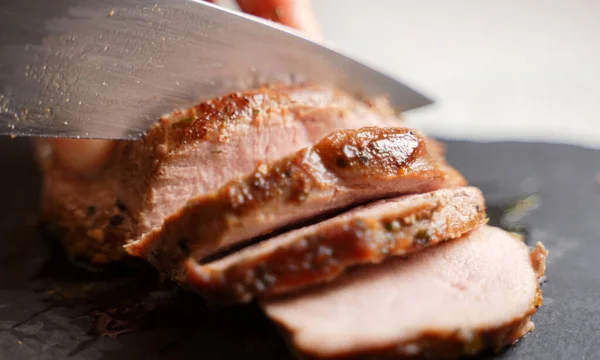 Mujer Corta Jugoso Filete Pato Con Cuchillo — Foto de Stock