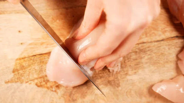 Corte Filé Frango Com Uma Faca — Fotografia de Stock