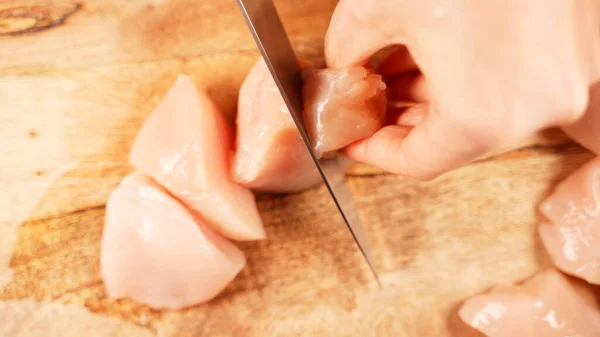 Cortar Filete Pollo Con Cuchillo —  Fotos de Stock