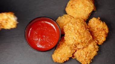 Kız ketçaplı nugget deniyor..