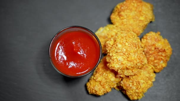 Smażone Chrupiące Bryłki Kurczaka Ketchupem — Wideo stockowe