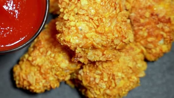 Smażone Chrupiące Bryłki Kurczaka Ketchupem — Wideo stockowe