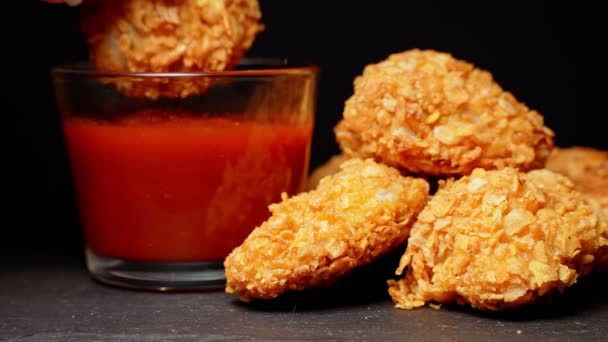 Mädchen Probiert Nuggets Mit Ketchup — Stockvideo