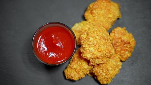 Gebratene Knusprige Chicken Nuggets Mit Ketchup — Stockvideo