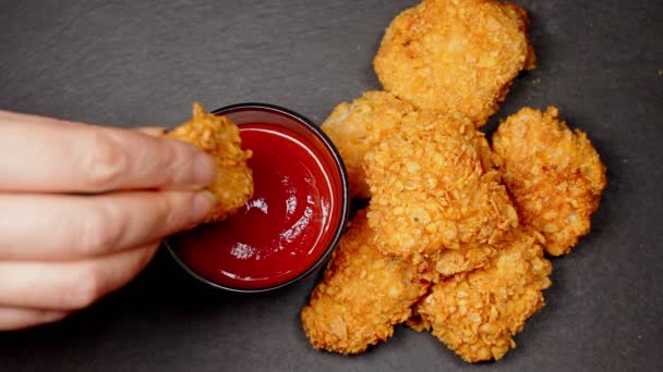 Mädchen Probiert Nuggets Mit Ketchup — Stockvideo