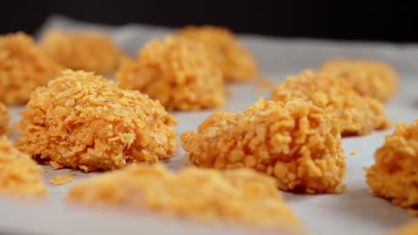 Csirkefalatok Pergamenpapíron Sütés Előtt — Stock videók