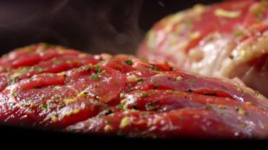 Kızarmış ördek filetosu tavada pişirilir..