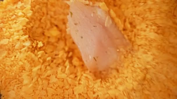 Filetto Pollo Che Cade Nell Impanatura Del Mais — Video Stock