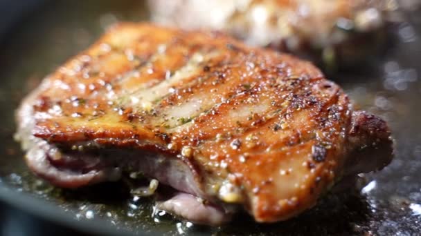 Kızarmış Ördek Filetosu Tavada Pişirilir — Stok video