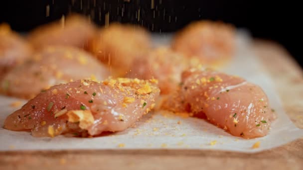 Roti Jagung Jatuh Pada Ayam Mentah Persiapan Nuggets — Stok Video